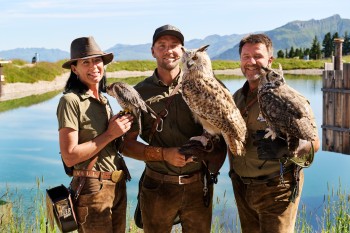 Mit jahrzehntelanger Erfahrung kümmern sich die Falkner liebevoll um ihre Tiere und bringen Besuchern die faszinierende Welt der Greifvögel näher.