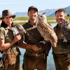Mit jahrzehntelanger Erfahrung kümmern sich die Falkner liebevoll um ihre Tiere und bringen Besuchern die faszinierende Welt der Greifvögel näher.