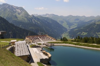 Rund um den Speicherteich Filzen genießen Besucher Natur, Weitblick und spannende Einblicke in die Falknerei.
