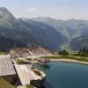 Rund um den Speicherteich Filzen genießen Besucher Natur, Weitblick und spannende Einblicke in die Falknerei.