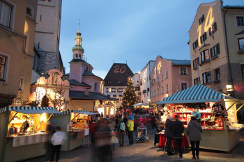 Die Häuserfassaden am Oberen Stadtplatz erstrahlen beim Christkindlmarkt in Hall in Tirol als überdimensionaler Adventskalender.