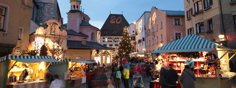 Die Häuserfassaden am Oberen Stadtplatz erstrahlen beim Christkindlmarkt in Hall in Tirol als überdimensionaler Adventskalender.