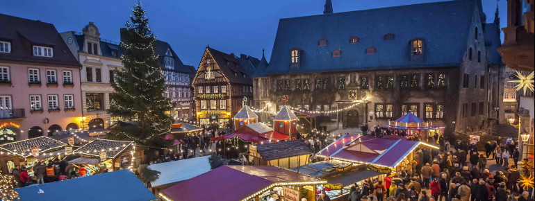 Der Weihnachtsmarkt findet auf dem historischen Marktplatz statt.