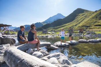 Verschiedene Spielzonen rund um den Ahornsee bieten einiges an Abwechslung.