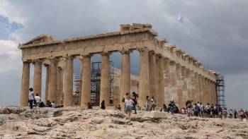 Das Parthenon, der Tempel zu Ehren der Hauptgöttin Athena, überragt alle anderen Gebäude auf der Akropolis.