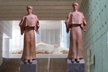 Zwei Statuen im Museum