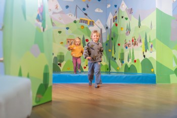 An der Bergstation Ahornbahn Mayrhofen wartet eine 140 Quadratmeter große Spielewelt.