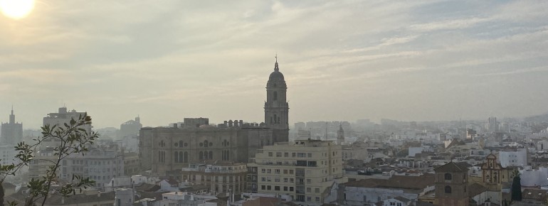 Von der Alcazaba hast du einen direkten Blick zur Kathedrale von Málaga.