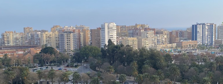 Auch die moderne Stadt von Málaga mit ihren Hochhäusern liegt von der Alcazaba aus gut sichtbar vor dir – bis hinaus zum Mittelmeer.