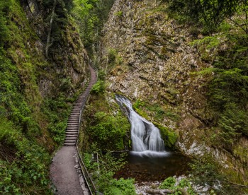 Die Wasserfälle sind bis zu 90 Meter tief.