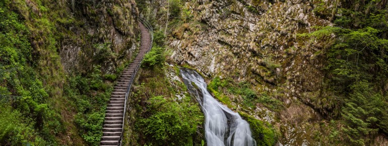 Die Wasserfälle sind bis zu 90 Meter tief.