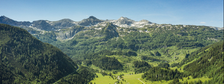 Die Gnadenalm liegt eingebettet in die Radstädter Tauern auf der Bundesstraße Richtung Obertauern.