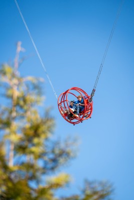 Action pur! Mit dem Sky Shot katapultierst du dich raketenlich in bis zu 90 Meter Höhe.