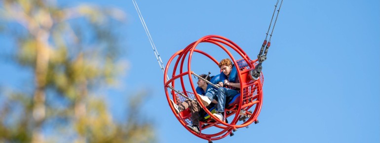 Action pur! Mit dem Sky Shot katapultierst du dich raketenlich in bis zu 90 Meter Höhe.