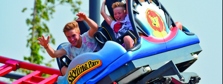 Die Wagen der Sky Spin Achterbahn drehen sich um die eigene Achse.