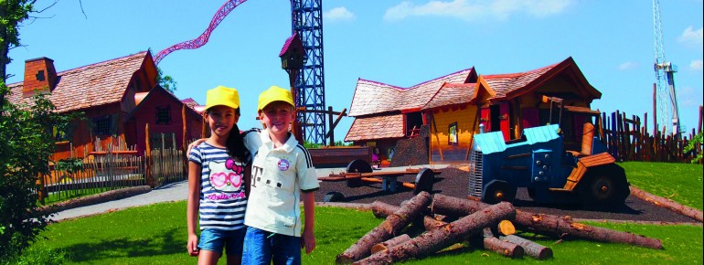 Spiel und Spaß auf der Kids Farm. Im Hintergrund siehst du die Achterbahn Sky Wheel.