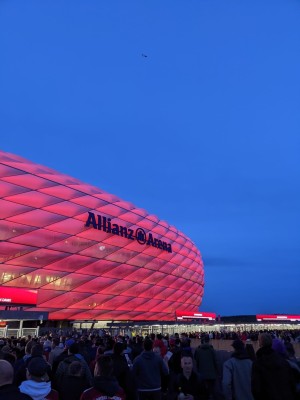 Hat der FC Bayern ein Heimspiel leuchtet die Allianz Arena in kräftigem rot.