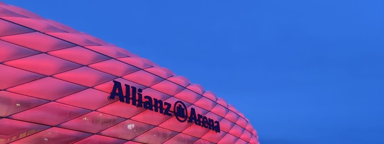 Hat der FC Bayern ein Heimspiel leuchtet die Allianz Arena in kräftigem rot.