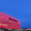 Hat der FC Bayern ein Heimspiel leuchtet die Allianz Arena in kräftigem rot.