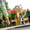 Im Waldspielplatz kannst du Trampolin springen und rutschen/klettern soviel du willst.