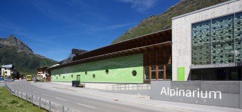 Dort, wo die Lawine den größten Schaden angerichtet hat, befindet sich seit 2003 das Alpinarium als zentraler Bestandteil der Schutzmauer.