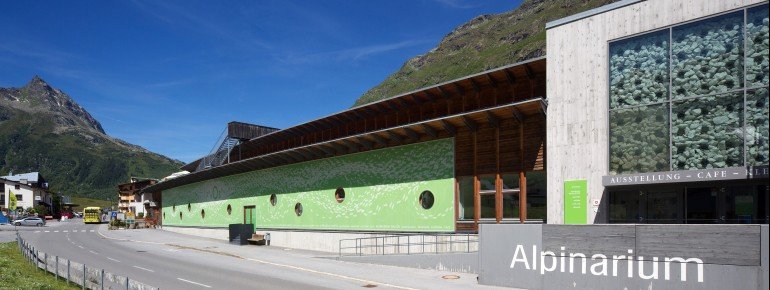 Dort, wo die Lawine den größten Schaden angerichtet hat, befindet sich seit 2003 das Alpinarium als zentraler Bestandteil der Schutzmauer.