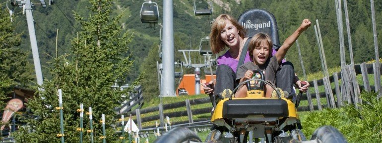 Auf Wellen, Jumps und Steilkurven geht es ins Tal.