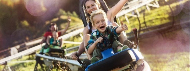 Die Ganzjahres-Rodelbahn Lucky Flitzer in Flachau ist die einzige Flutlicht-Rodelbahn in Österreich.