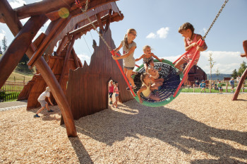 Die Älplerschaukel beim Spielplatz Abenteuer Alpe ist besonders beliebt bei Kindern.