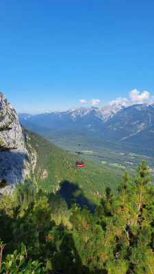 Mit der Alspitzbahn gelangt man mühelos zur Aussichtsplattform AlpspiX.