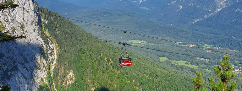 Mit der Alspitzbahn gelangt man mühelos zur Aussichtsplattform AlpspiX.