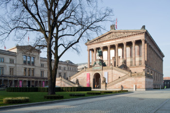Die Alte Nationalgalerie befindet sich neben dem Neuen Museum.