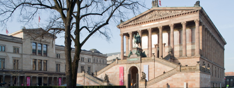 Die Alte Nationalgalerie befindet sich neben dem Neuen Museum.