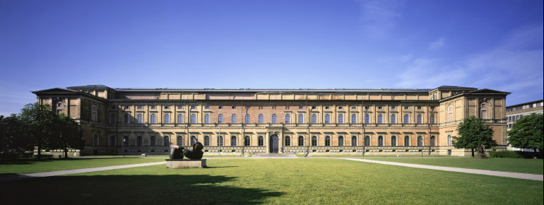 Außenansicht der Alten Pinakothek in München.