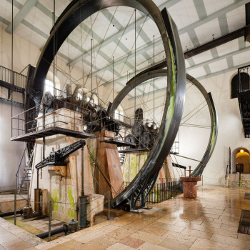 Die 13 Meter hohen Wasserräder drehen sich unentwegt seit über 170 Jahren.