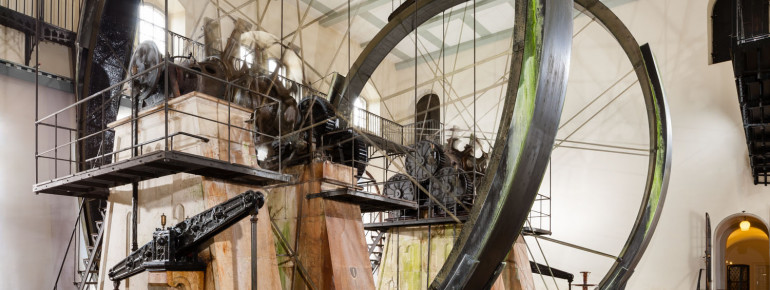 Die 13 Meter hohen Wasserräder drehen sich unentwegt seit über 170 Jahren.