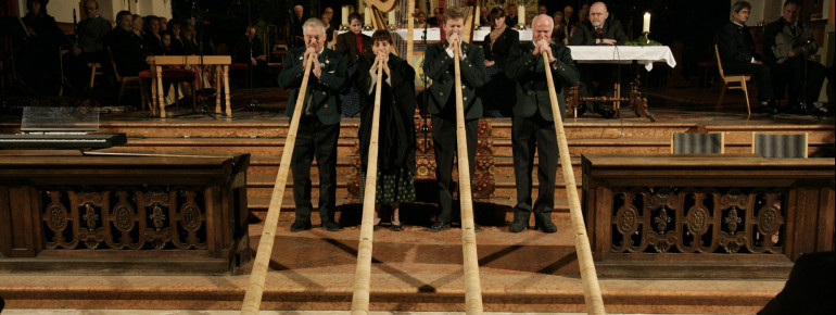 Zum Rahmenprogramm des Altöttinger Adventsingen gehören auch die Alphornbläser.