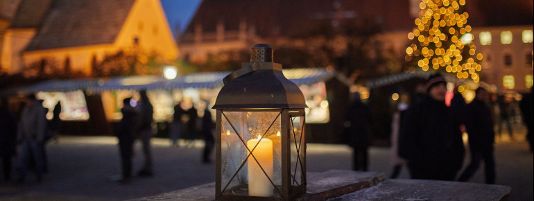 Auf dem weitläufigen Kapellplatz findet jährlich der Altöttinger Christkindlmarkt in einer ganz besonderen Kulisse statt.