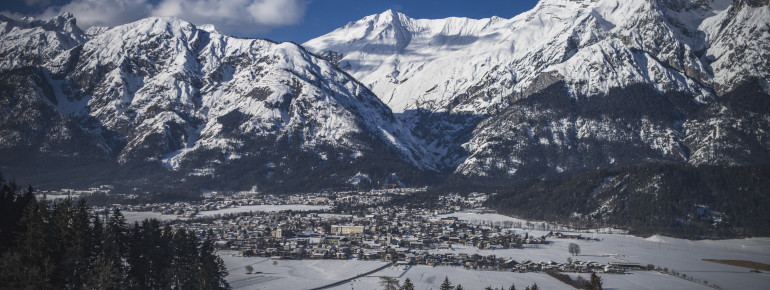 Blick auf Hall und den Naturpark Karwendel