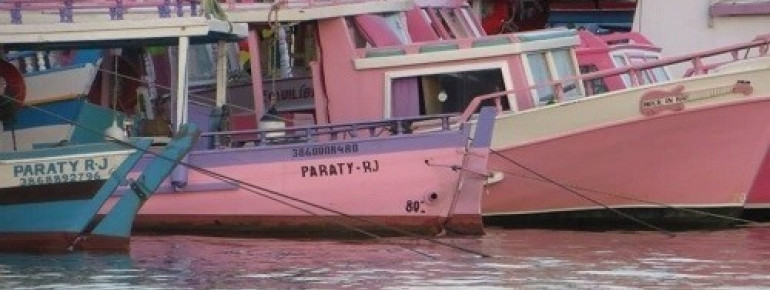 Bunte Fischerboote im Hafen von Paraty