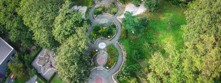 Der „Chakrenweg“ im Amethyst Park strahlt eine besondere Energie aus.