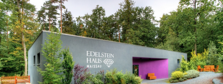 Besucher können im Edelsteinhaus den Weg vom Rohstein bis zum fertigen Schmuckstück nachverfolgen.