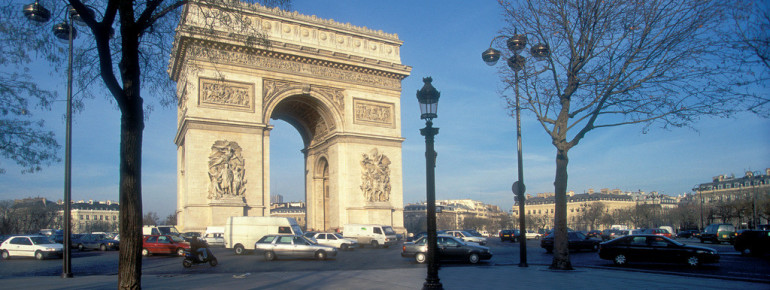 Der Triumphbogen steht am Ende der Champs-Elysées.
