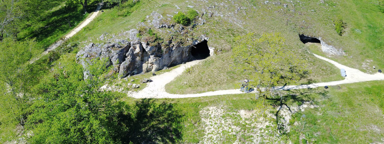 Der Rundweg des Archäoparks Vogelherd führt zur Höhle.