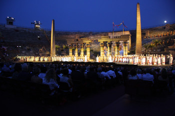Pompöse Bühnenbilder sind Teil der Opernaufführungen in der Arena.