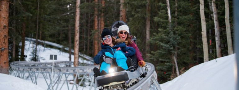 Der Coaster windet sich durch den Wald zwischen Gunners View und Sandy Park gleich neben dem Elk Camp Restaurant.
