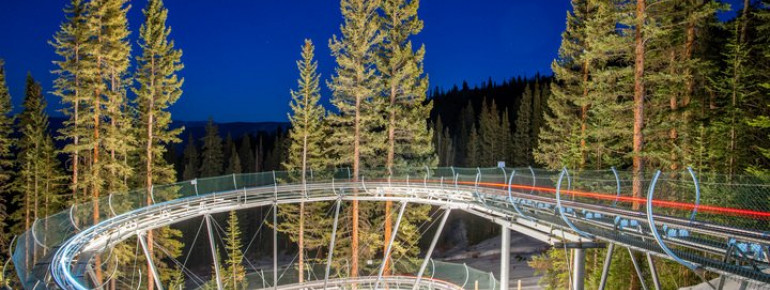 Der Breathtaker in den Abendstunden: An den Ullr Nights-Abenden hat der Alpine Coaster bis 20.30 Uhr geöffnet.