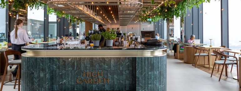 Die stilvolle HighGarden Rooftop Lounge im 49. Stock lädt Gäste ein, bei Signature-Cocktails in eleganter Atmosphäre den Blick über Warschau zu genießen.
