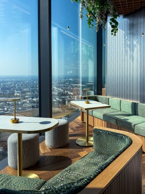 Durch die bodentiefen Fenster der HighGarden Lounge öffnet sich ein atemberaubender Panoramablick über die Dächer Warschaus.