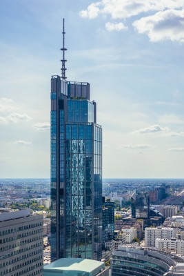 Der imposante Varso Tower erhebt sich über die Skyline Warschaus.